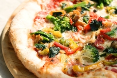 彩り野菜ときのこのトマトソースピッツァ