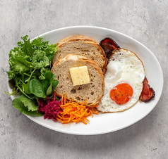 サニーサイドアップ、クリスピーベーコンカンパーニュトースト