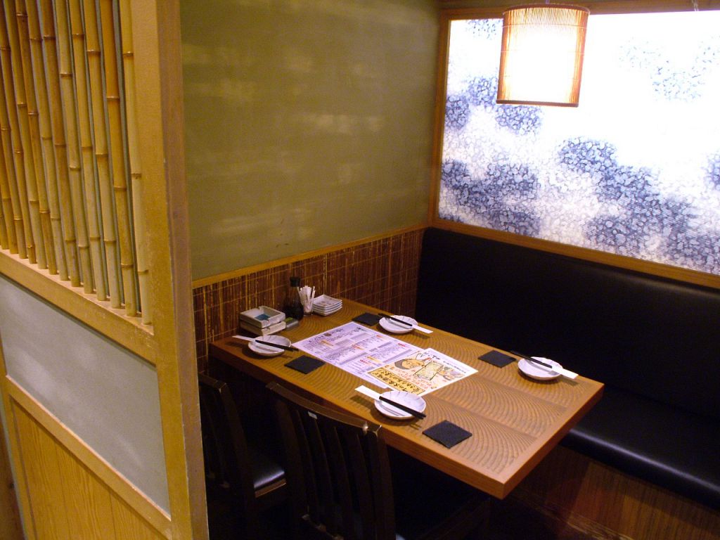 テーブル個室は最大12名様。シーンに合わせて、仕切りを入れて席が使いわけできます！