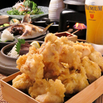 衣はカラッと食材はみずみずしく◎揚げたてのこだわり天ぷらを天つゆや3種の塩で贅沢に堪能！