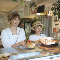 高円寺の街に寄り添う接客とカフェ空間