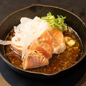 目の前で完成するライブ感あふれる名物逸品!生のサーモンとシャキシャキの白ネギに、熱々の赤唐辛子ガーリックオイルをかけることで絶妙な半熟状態に仕上がります。香ばしいニンニクの風味とピリッと効いた唐辛子、サーモンのとろける脂が絡み合い、お酒が止まらなくなること間違いなしの至高の一皿です!