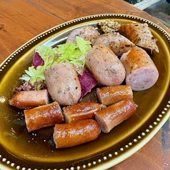 【炭火焼きは格別】☆ソーセージ盛り合わせ!