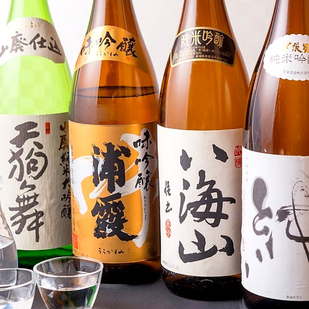 日本各地から厳選した地酒を常時10種類以上ご用意。迷ったらおすすめを聞いてみるのも◎