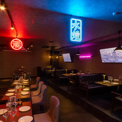 カラオケバー《BAR UthPia》店内はテーブル席＆ソファ中心で最大30名まで団体OK。大人×カジュアルな空間で女子会や宴会はもちろん、会社宴会、結婚式二次会もお任せ。