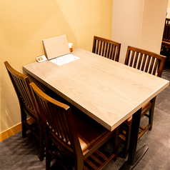 ご家族やご友人との会食、観光の際のご利用に最適なテーブル席をご用意しております◎広々としたスペースで、当店自慢の「鯛めし丼」や愛媛名物、京湯葉料理など、豊富なメニューを皆様でシェアしながらお楽しみいただけます♪落ち着いた和モダンな空間の中で、会話も弾む和やかなひとときを心ゆくまでお過ごしください。