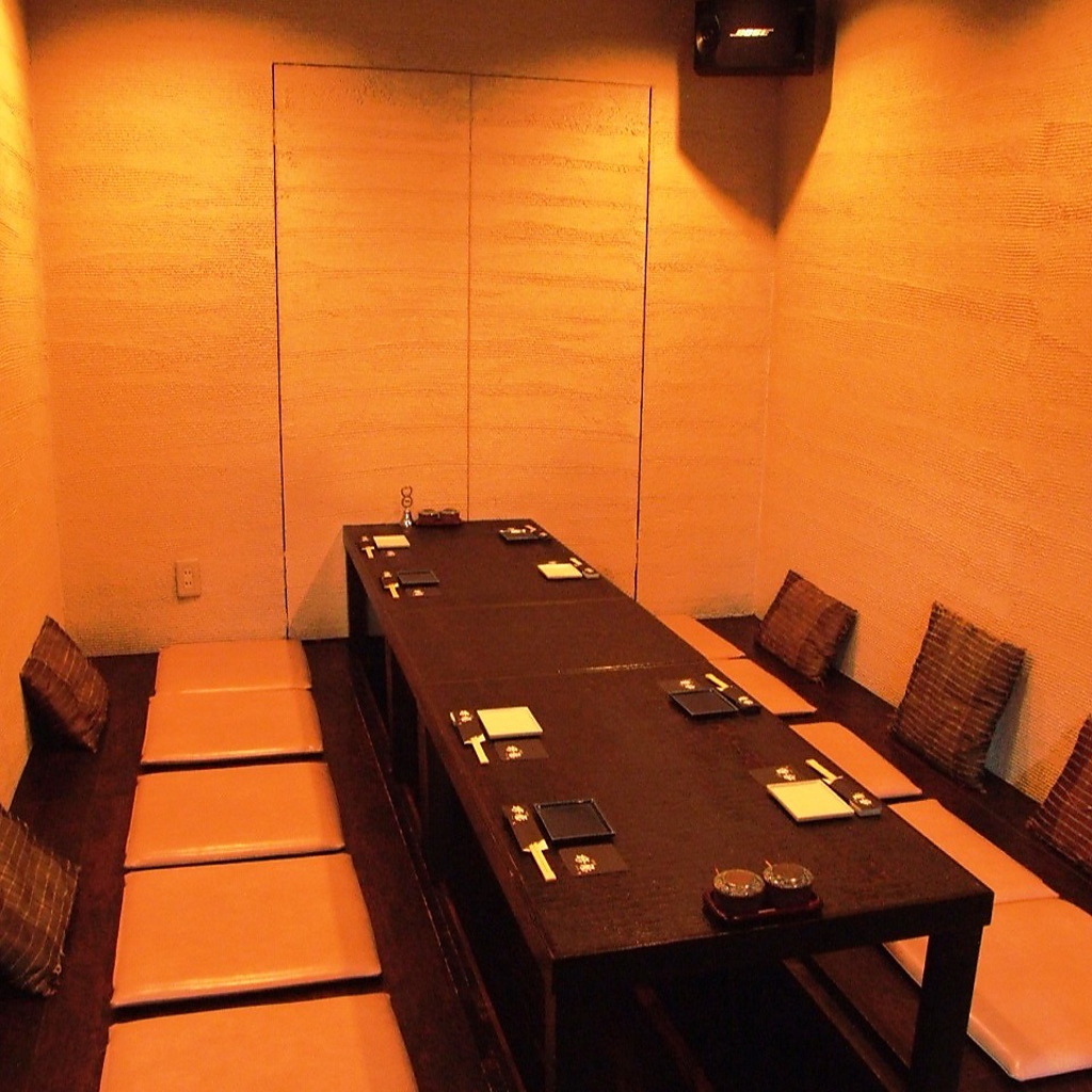 ゆったりくつろぐなら、この掘りごたつ！最大10名までOKです。限定1室のため、ご予約はお早めに！