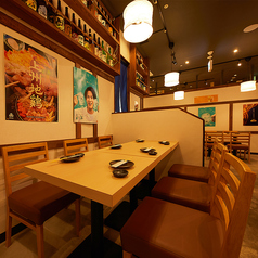 【小人数テーブル】 2名～6名の少人数様向けのテーブル席もご用意しております。宴会や飲み会にピッタリな各種コースもご用意しております。またサプライズ演出できるデザートプレートもご用意しております！皆様のご来店をお待ちしております。