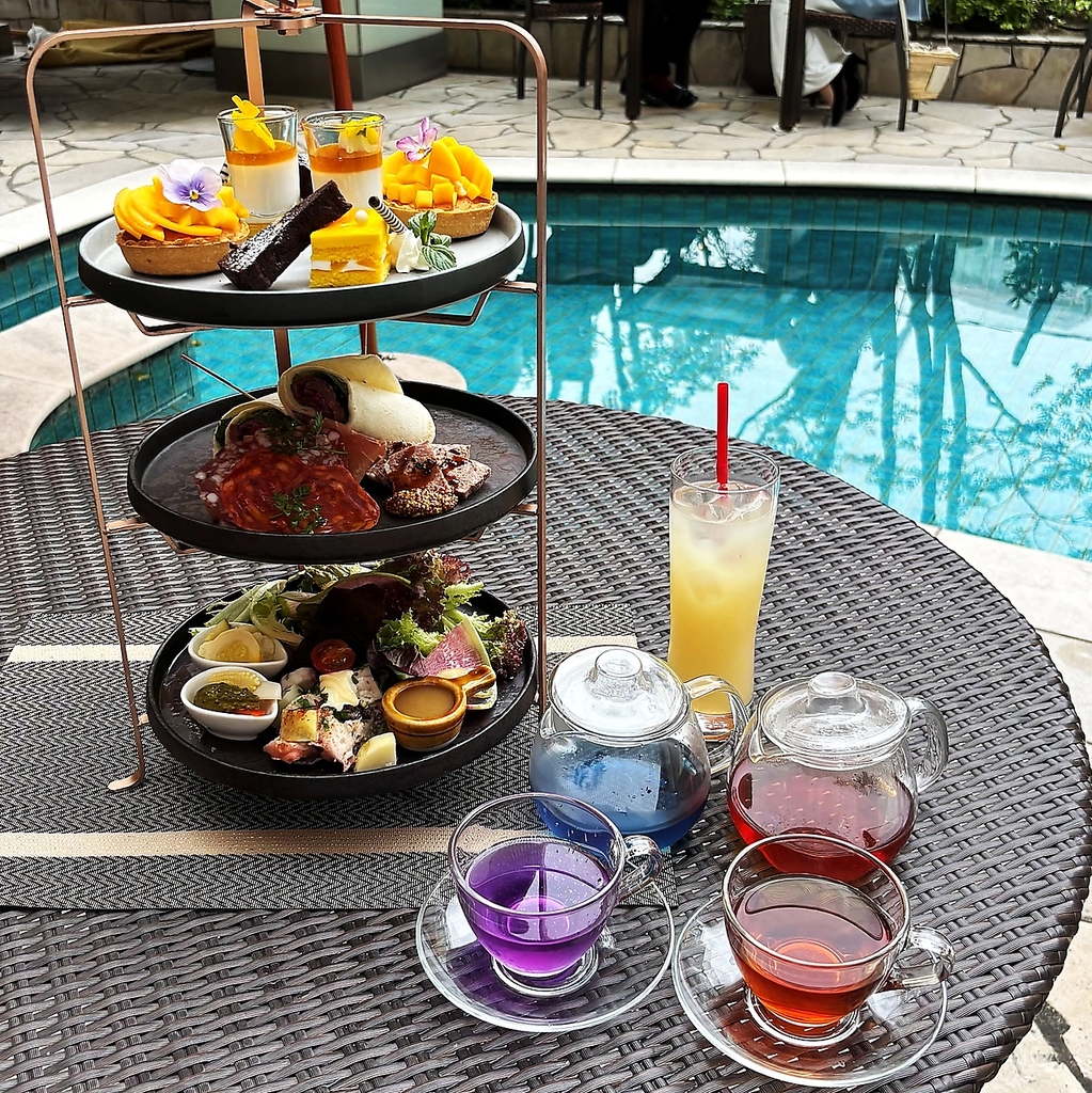 色とりどりのスイーツを楽しめる優雅なアフタヌーンティーセット♪遅めのランチとしてのご利用もOK◎