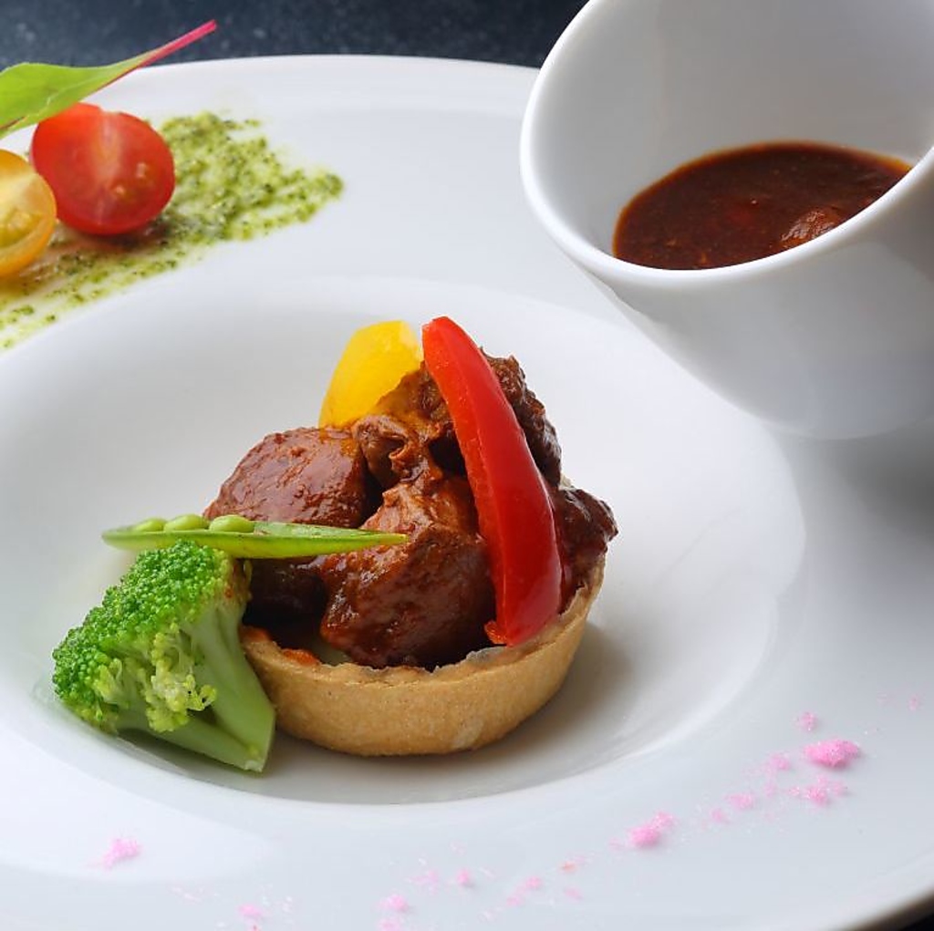 「牛肉の赤ワイン煮込み イル ファヴォーレ風」人気の高いメイン料理です。