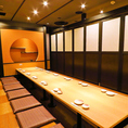 【落ち着いた和の雰囲気】少人数～大人数まで、人数に合わせて掘りごたつ個室のご利用が可能です。ゆったりとしたひとときを過ごせる特別な空間です。周囲を気にせず、プライベートな空間で会話を楽しむことができるリラックスした時間を提供いたします。
