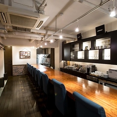 店内のカウンター席です。半オープンキッチンの落ち着いた雰囲気となっています。