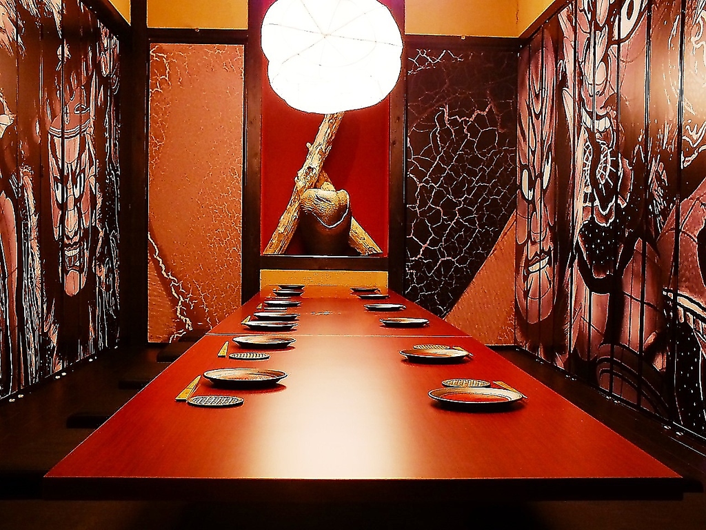 内装はラグジュアリーで豪華絢爛。大切な記念日やお仕事での接待などに最適な空間になっております。