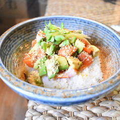 サーモンとアボカド丼