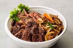 数量限定！肉が全部で300グラムのった肉本のスペシャル肉盛り丼