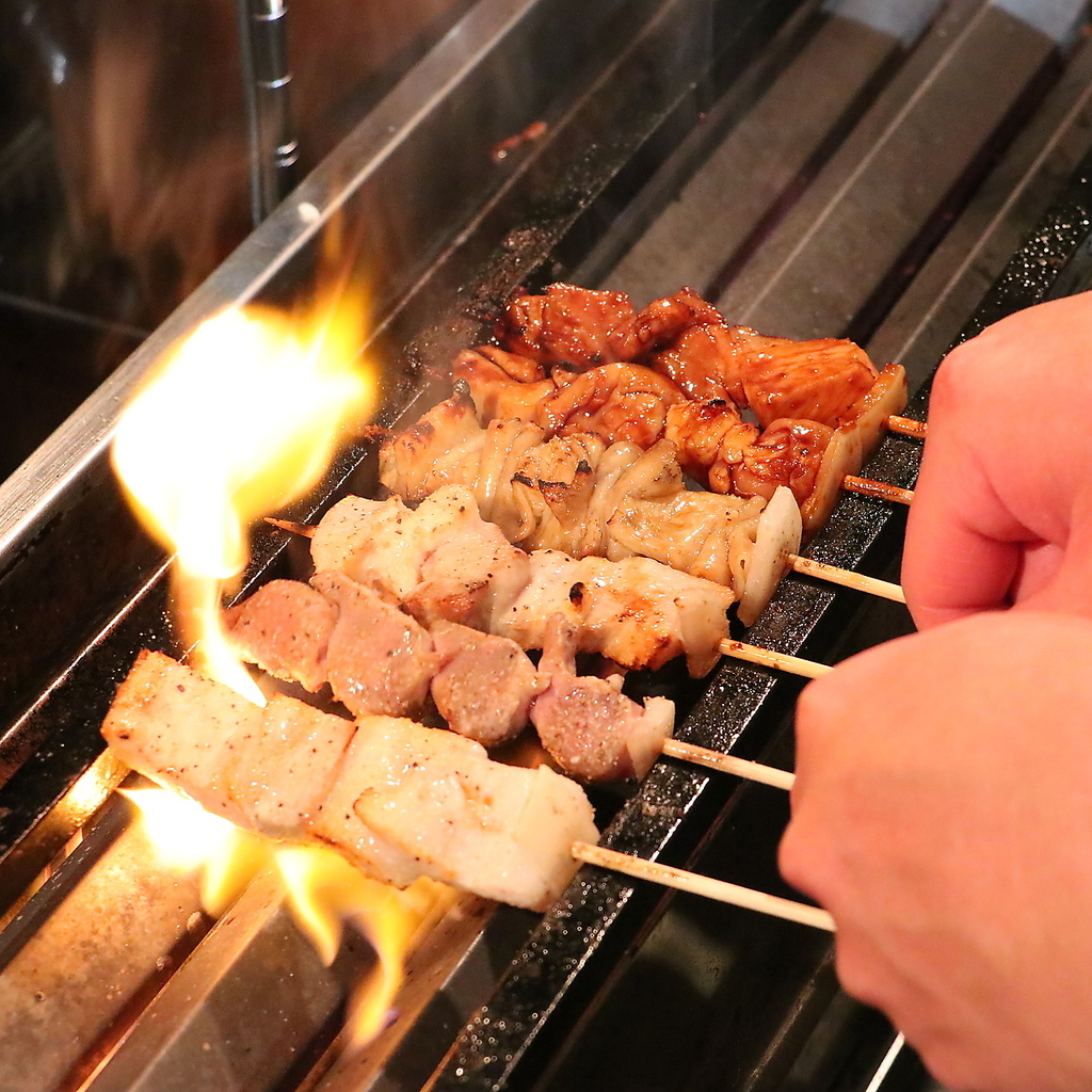 職人技が光る逸品揃いを豪快に堪能できる！今夜は仲間と全種類制覇する贅沢な串焼きの宴に決まり。