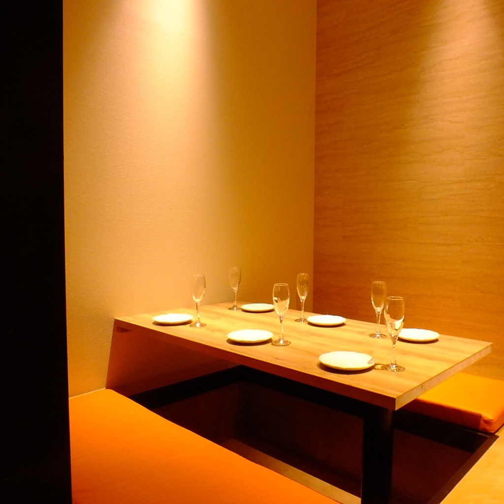 プライベート感たっぷりの完全個室。デートや女子会などにも最適です♪周りを気にせずお寛ぎ頂けます