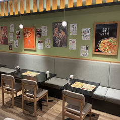 カジュアルで活気あふれる店内には、テーブル席をご用意しております。友人や同僚との食事、ご家族連れなど、幅広いシーンでご利用いただけます。広々としたテーブル配置で、隣席を気にせず、たこ焼きやお好み焼きを囲んで賑やかに楽しむのに最適です。