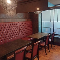 【テーブル完全個室:~6名様×2卓】最大12名様までご利用いただける、可動式間仕切が備わったテーブル席の完全個室をご用意しております。ご利用人数により席人数の調整が可能ですので、会社宴会、ご親族同士でのお食事、ご友人の誕生日会など様々なシーンに対応いたします。