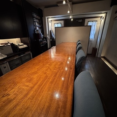 店内のカウンター席です。半オープンキッチンの落ち着いた雰囲気となっています。