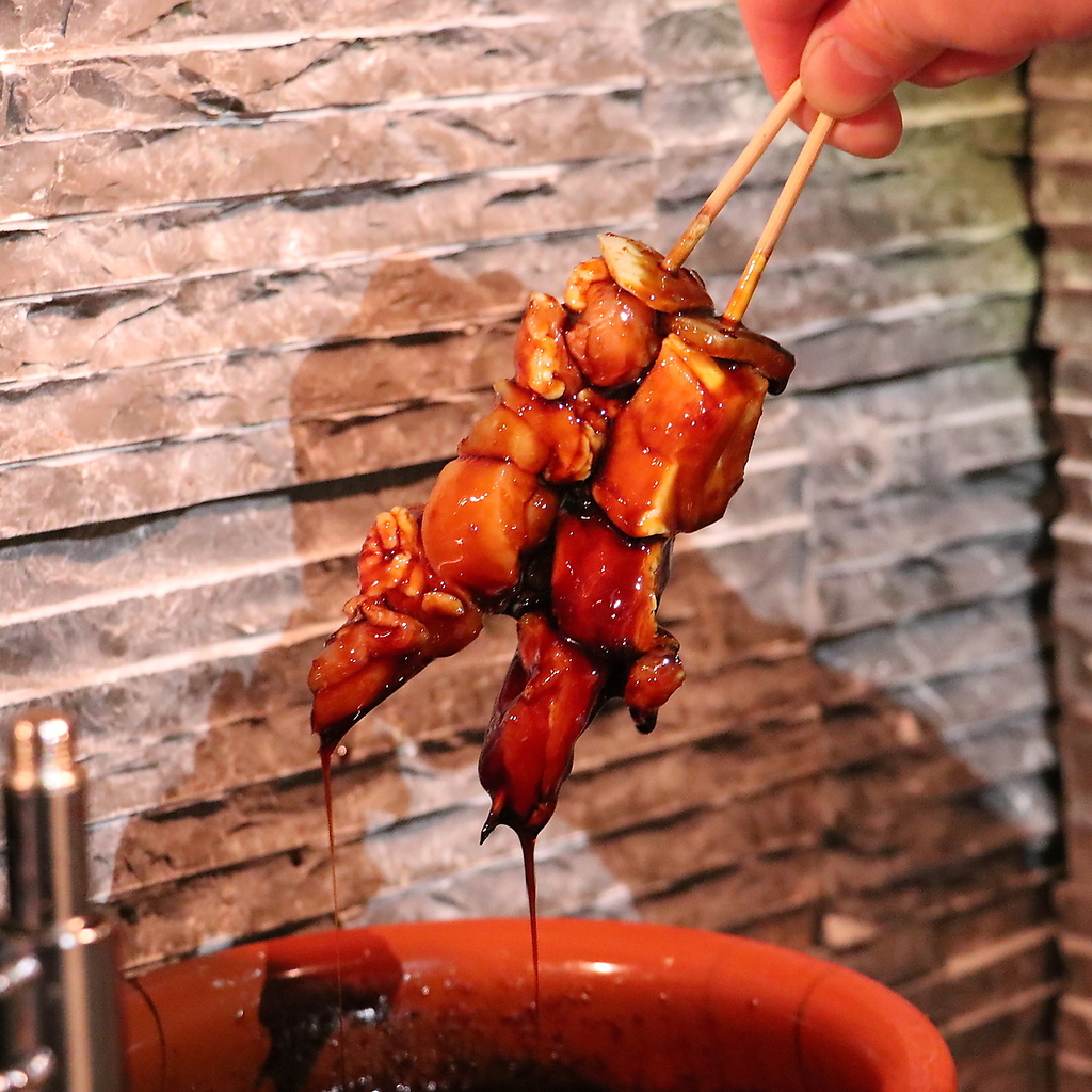 定番串焼きを心ゆくまで堪能！秘伝のタレを絡めた至福の一本を、今夜は酒と共に味わい尽くす贅沢。
