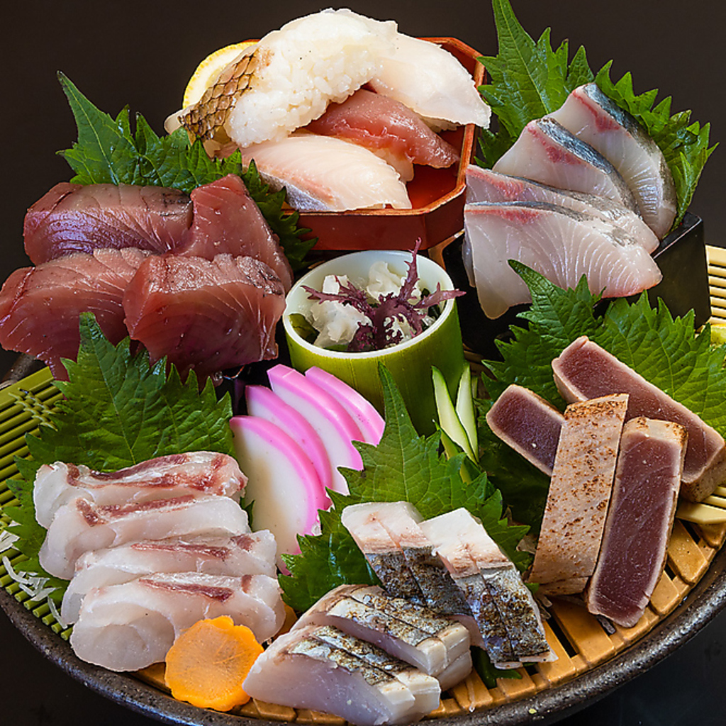 目井津を中心とした県内漁港から届く、新鮮な魚の刺身や寿司が一番の売りです！ぜひご賞味下さい♪