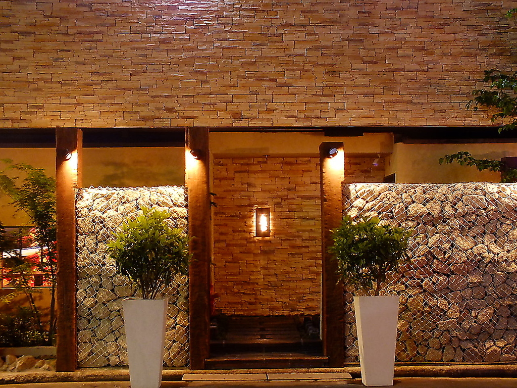 大分の肉や魚の他、日本各地の豪華食材と厳選したお酒を存分にご堪能いただける割烹ダイニングです。