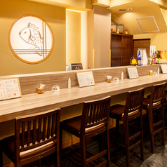 カウンター席は、お一人様でも気兼ねなくご利用いただける特等席です◎目の前で職人が調理する様子を眺められるライブ感も魅力の一つ♪出来立ての「鯛めし丼」や、厳選された日本酒と相性の良い一品料理を、落ち着いた和の空間でゆっくりとご堪能ください。お食事に集中できる居心地の良さも自慢です。