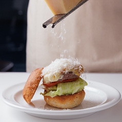 【4種のチーズバーガー】1,790円(税込)の写真