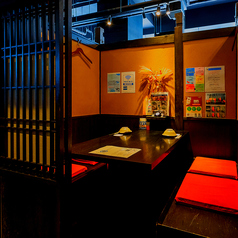 【4名様向け個室】雰囲気も自慢の個室!女子会、男子会、会社飲み会、お友達同士や、ご家族にも◎人数に合わせてお席にご案内いたします。様々なシーンに最適な旬の食材を使用した飲み放題付の宴会コースも各種ご用意しています。また単品でのアラカルト用の飲み放題プランも併せてご利用くださいませ。