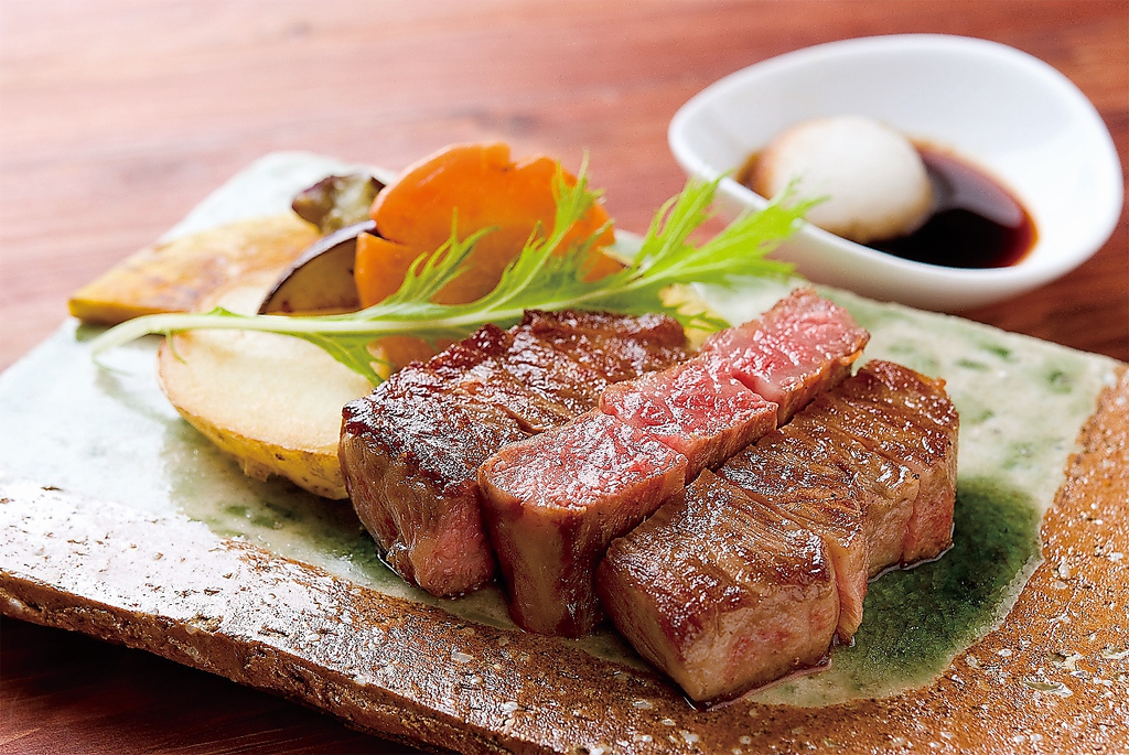 焼肉以外にも、ステーキ、すき焼き鍋をご用意しております。