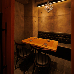 ≪プライベート空間で特別な時間を≫ 落ち着いた空間が広がる個室は、プライバシーを大切にしたい方に最適です。大切な方とのデートや接待に、特別な時間を過ごすための最適な環境をご提供いたします。厳選された旬の料理とともに、心ゆくまでご堪能ください。