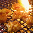 愛煙家の方に嬉しい「全席喫煙可能」なお店です。お席に座ったまま、お食事とお酒、そしてお煙草を心ゆくまでお楽しみいただけます。移動のわずらわしさがなく、最後までリラックスして過ごせる空間をご提供いたします。
