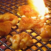 愛煙家の方に嬉しい「全席喫煙可能」なお店です。お席に座ったまま、お食事とお酒、そしてお煙草を心ゆくまでお楽しみいただけます。移動のわずらわしさがなく、最後までリラックスして過ごせる空間をご提供いたします。