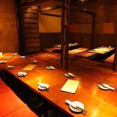 飛騨の古材と和紙が趣のあるお部屋。広々個室は30名～40名様まで大人数での個室貸切ご利用可能がです。