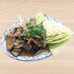 あぶり豚肉スパイシーハーブ和え　ムーナムトック　Spicy grilled pork Salad