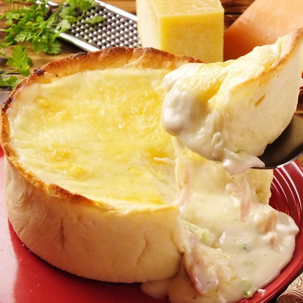 話題沸騰のシカゴピザ★外はカリッと中はトロトロなインスタ映え間違いなしの1品！