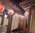 各席が半個室となっており、沖縄の雰囲気を感じる提灯や、シーサー、のれんで沖縄の雰囲気を楽しめます。
