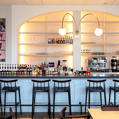 広々とした店内は間接照明により雰囲気抜群です♪いつもより上質な夜をお愉しみください。東京ミッドタウン日比谷の"空中庭園"にガーデンテラスシートを配し日比谷公園から連なる緑を眺める150席の開放的な空間で、体感するニッポンのテロワールをテーマに全国から厳選された旬な食材を使用したお料理をお楽しみください。