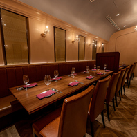 多彩な宴会に対応！貸切可能なスタイリッシュ空間