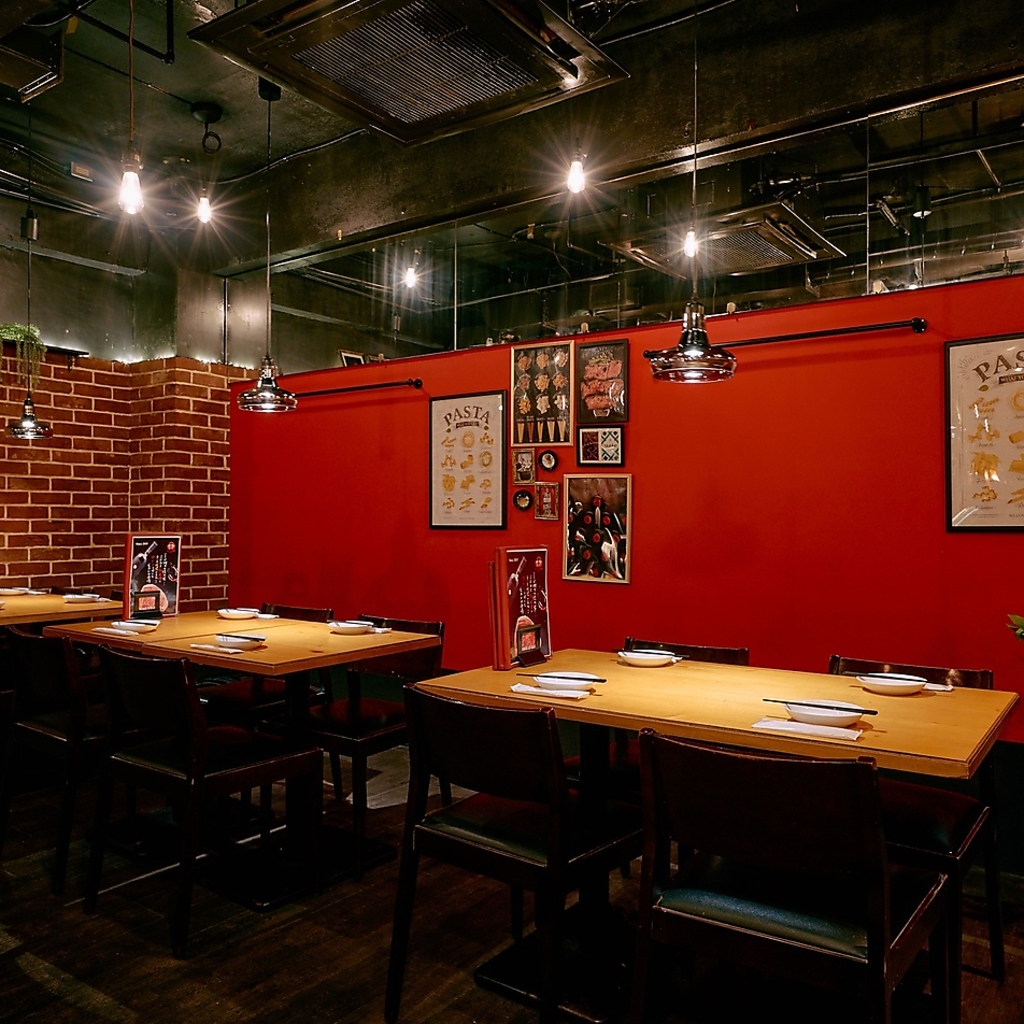 カウンター席・テーブル席合わせて40席。最大40名様まで貸切利用可！詳しくは電話にて！