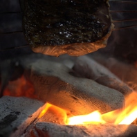 シェフこだわりの食材を炭火焼きでご提供。