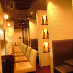 地下へと続く階段を降りた先の、優しい光が灯る落ち着いた空間。駅近の隠れ家へようこそ！