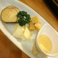 【550円】3種のチーズの盛合せ　ハチミツ添え