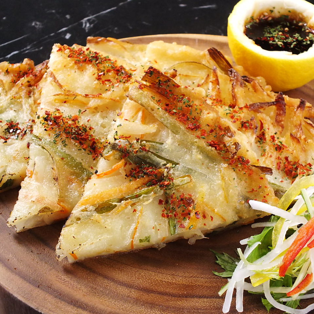 韓国料理の定番にして人気メニューのチヂミももちろんございます！是非ご賞味ください♪