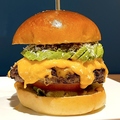 料理メニュー写真&nbsp;アボカドチーズバーガー AVOCADO CHEESE BURGER