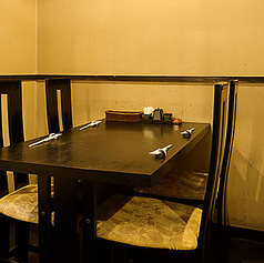 この4名席は、程よい仕切りがあり、プライベート感を大切にした半個室の空間です。和の雰囲気に包まれて、落ち着いた時間を大切な人と共に楽しむことができます。