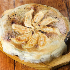 岩塩で食べる羽根付き鉄なべ餃子