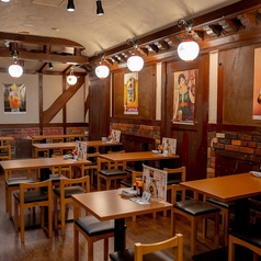 カウンター席とテーブル席完備。少人数からグループ利用まで幅広く対応できる内観は、使い勝手の良い居酒屋を探している方におすすめです。