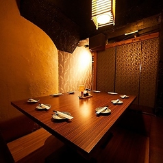 6~9名様の団体様でもご利用いただけるお席をご用意しております。接待や会食にも最適な完全個室を完備し、周りを気にせず落ち着いてお過ごしいただけます◎大切なお集まりはぜひ当店で、ゆったりとお料理とお酒をお楽しみください。